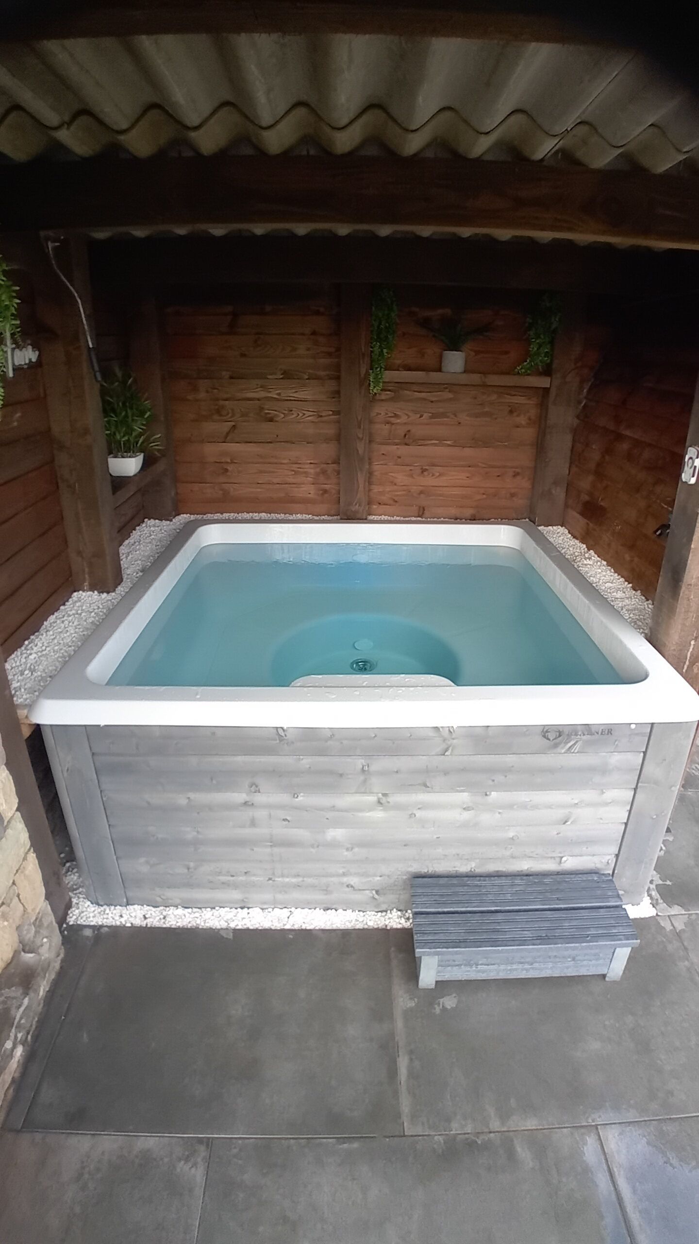 Outdoor spa tub
