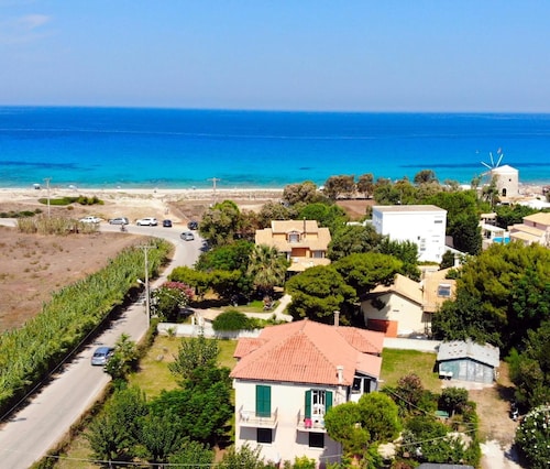Holiday Home 'Giorgos House First Floor' with Sea View, Private Terrace and Wi-Fi