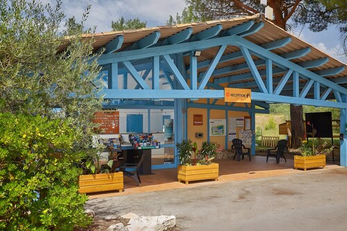 Mobile Home 'Le 154 Aux Iscles' with Shared Pool, Private Terrace and Air Conditioning