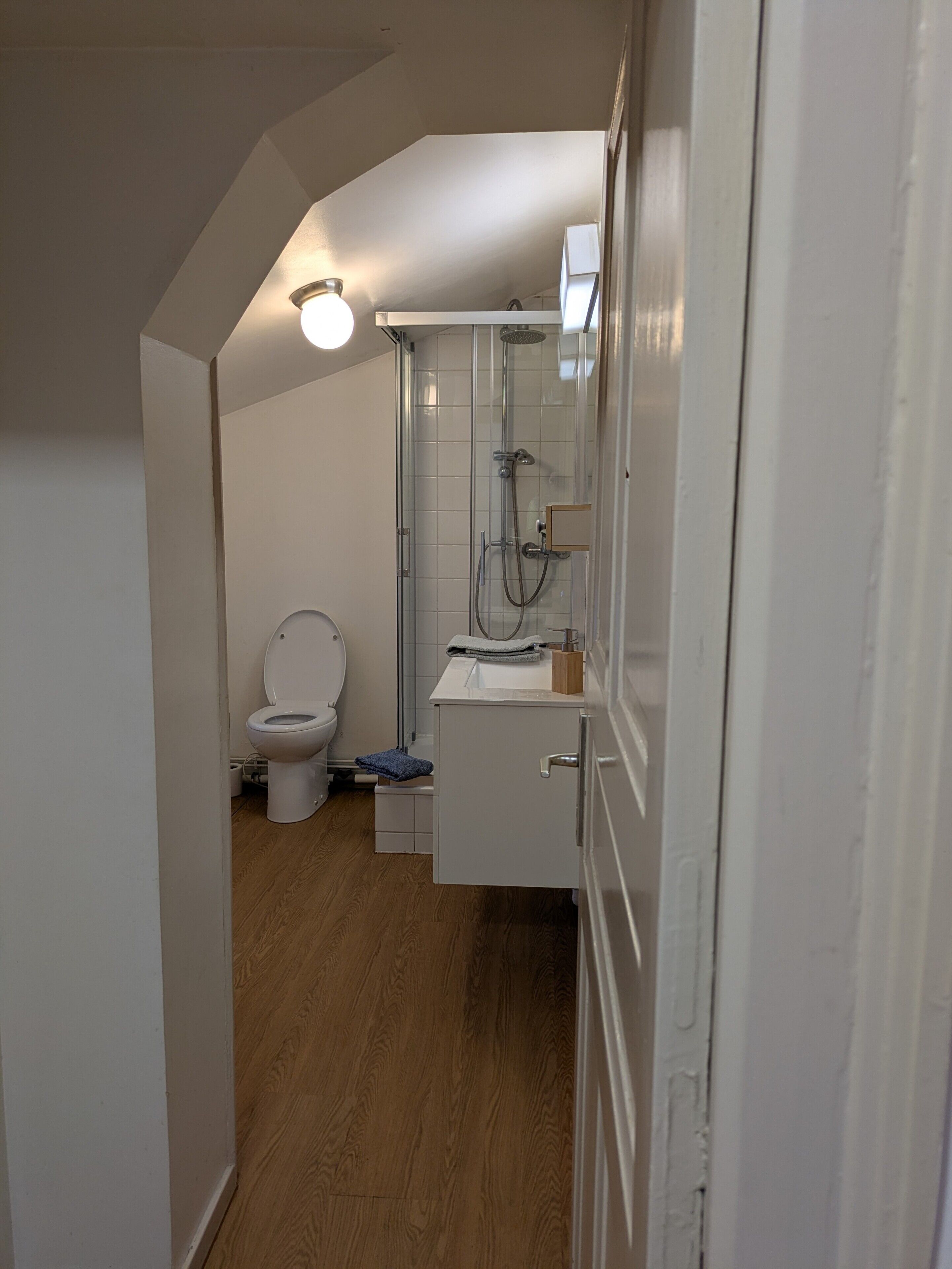 Regadera, secadora de cabello, toallas 