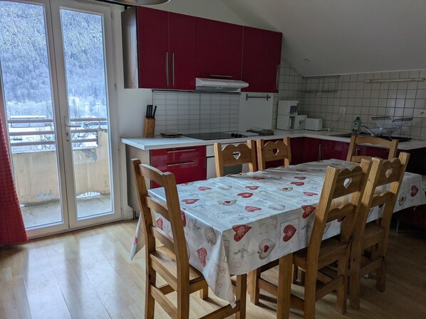 Fridge, microwave, oven, stovetop - Apartment 'Aime La Plagne' with Mountain View, Balcony and Wi-Fi (Aime-la-Plagne)