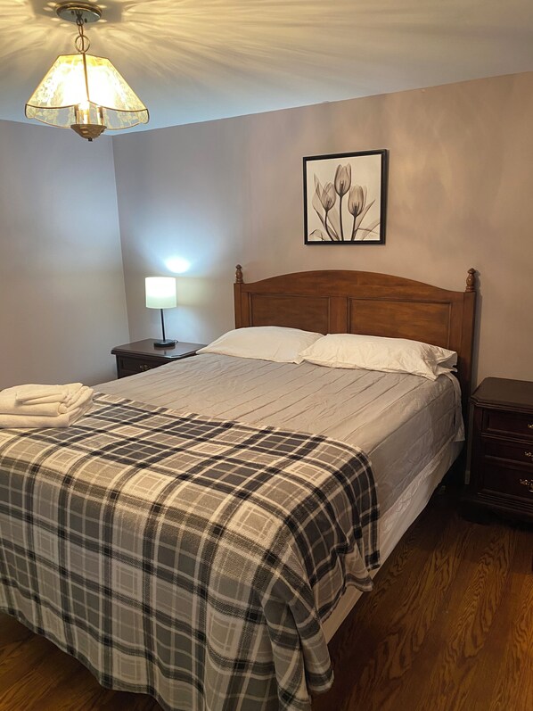 2 Schlafzimmer, Schreibtisch, Bügeleisen/Bügelbrett, Reisekinderbett