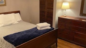 2 quartos, escrivaninha, ferros/tábuas de passar roupa, berço de viagem