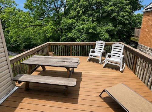 COZY URBAN BUNGALOW-Near PIT Airport, Stadiums, Parks & Museums! Pet Friendly!