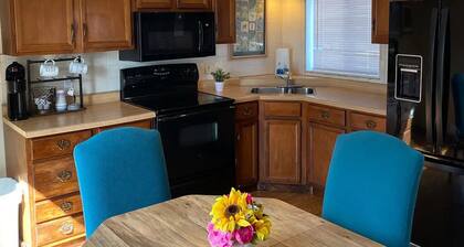 COZY URBAN BUNGALOW Pet Friendly! Near PIT Airport, Pgh Stadiums & Museums!