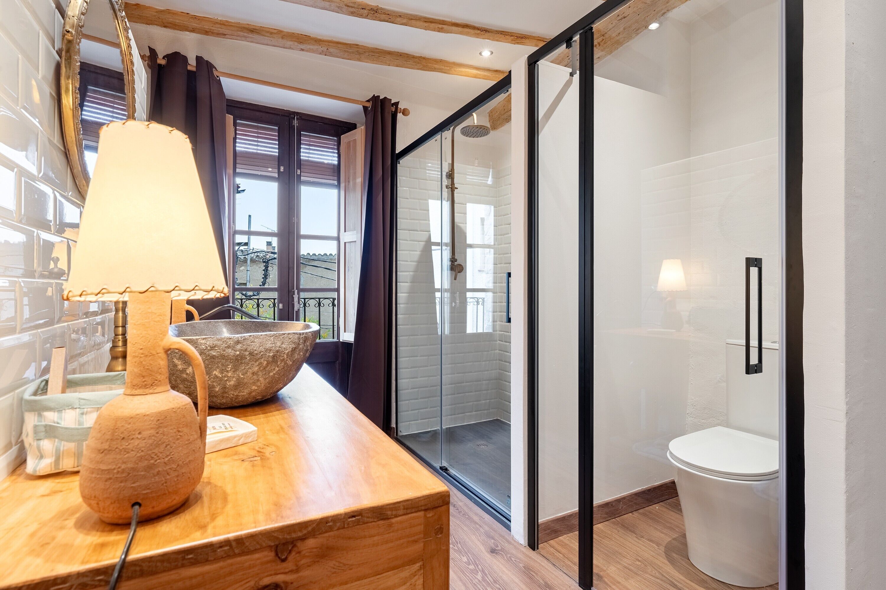 Ducha, secador de pelo y toallas