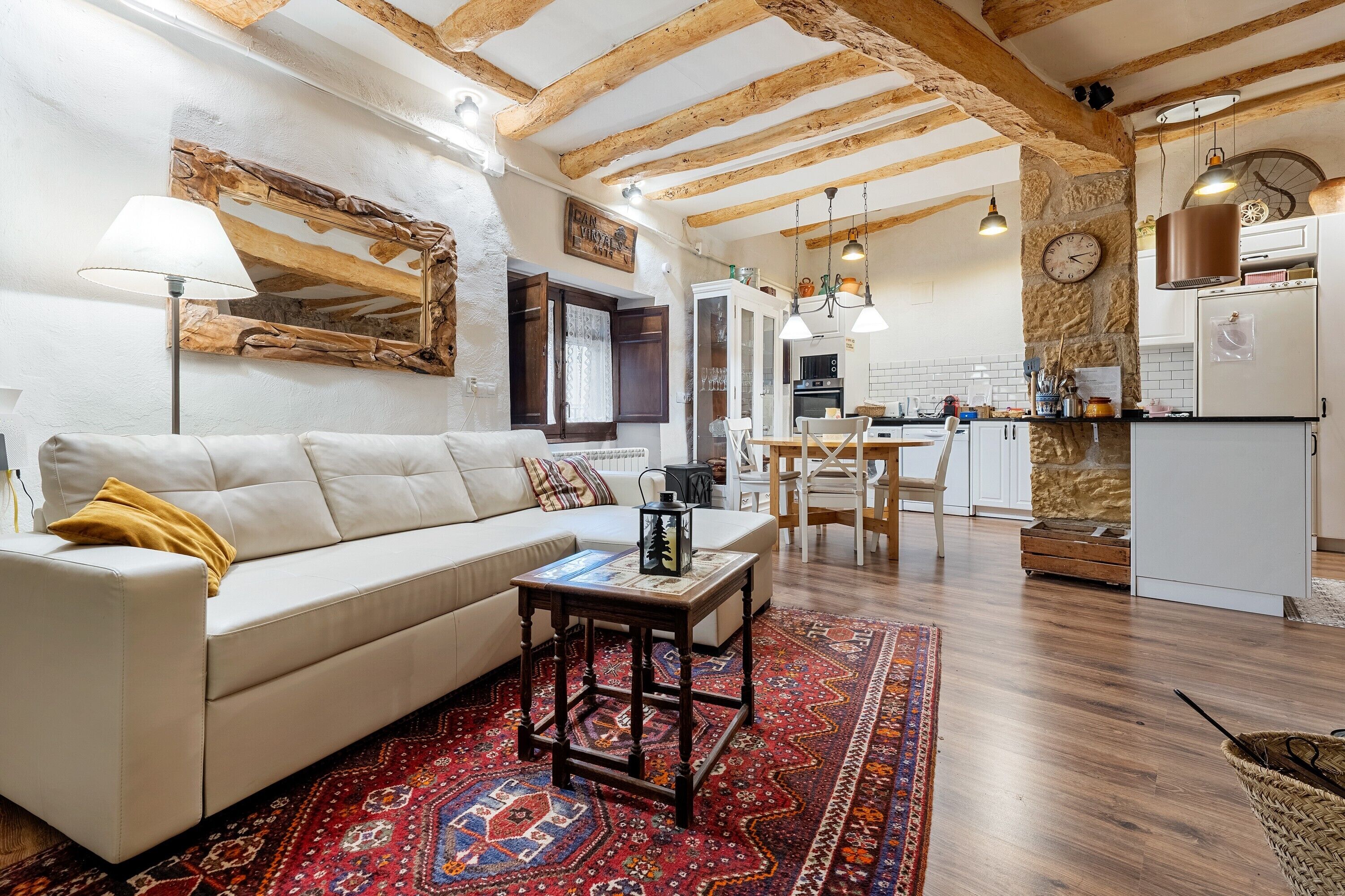 Una televisión, una chimenea