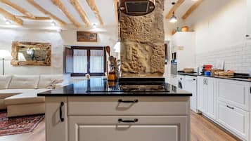 Kylskåp, mikrovågsugn, ugn och spishäll