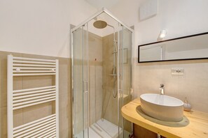 Shower, hair dryer, towels - Room 1 - Nene Cristina with External Bathroom, Shared Terrace and Garden (Pieve di Cadore)