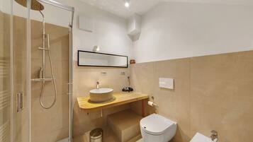 Dusche, Haartrockner, HandtĂŒcher