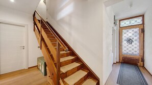 A wooden staircase with carpeted steps leading to a landing. - Room 1 - Nene Cristina with External Bathroom, Shared Terrace and Garden (Pieve di Cadore)