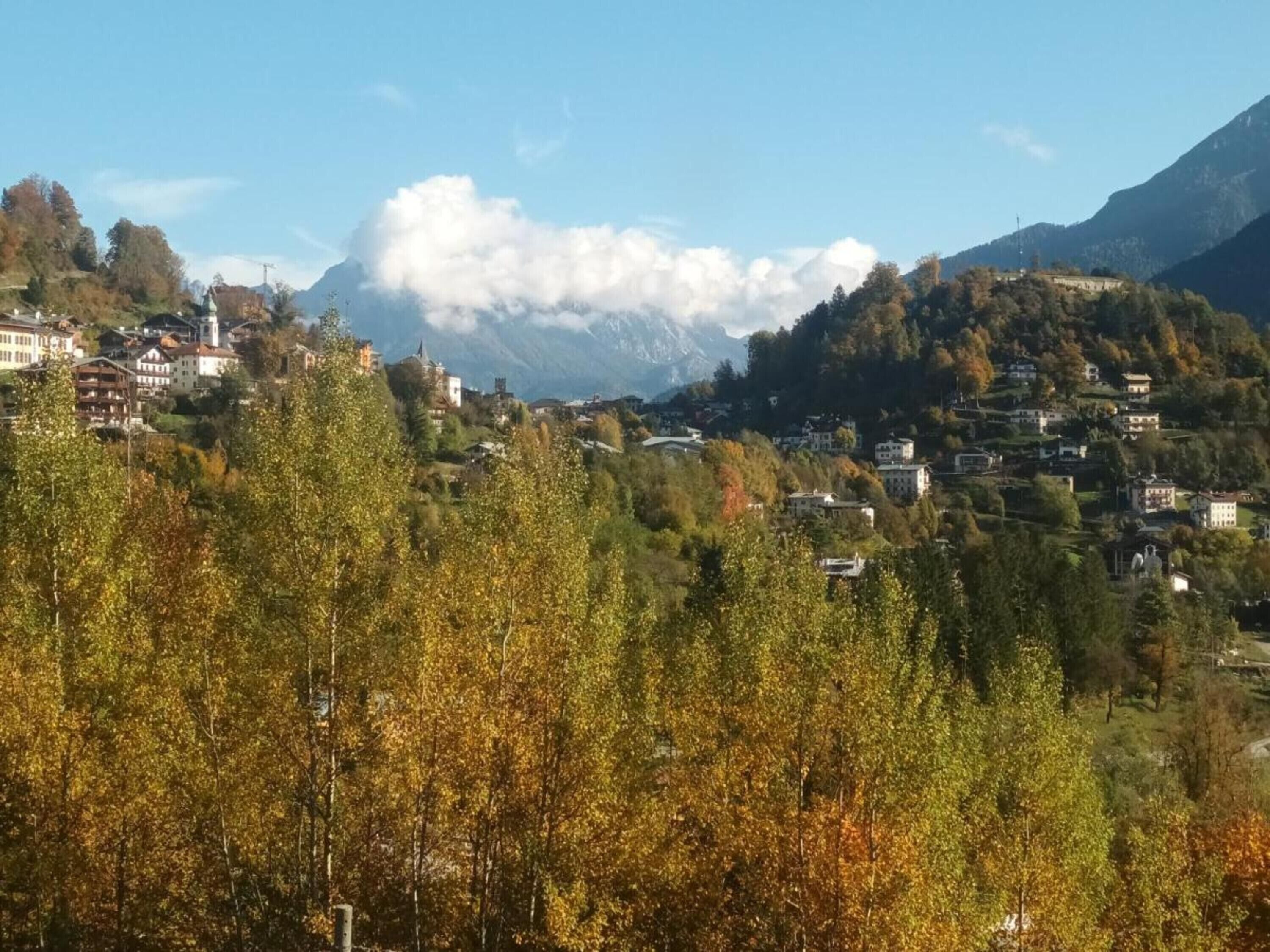 Un paysage montagneux avec un village et des bâtiments.