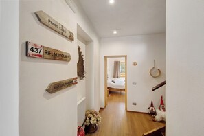 Interior - Room '4- Nene Maria' with Shared Terrace, Private Garden and Wi-Fi (Pieve di Cadore)