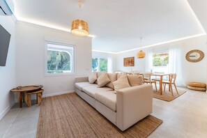 Una televisión, una mesa de tenis de mesa