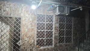 A room with stone walls, three windows with metal grilles, and an air conditioning unit. - Cozy studio with WiFi and AC in charming Cartagena (Cartagena)