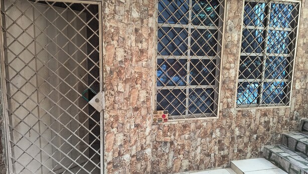 A building facade with stone cladding and metal mesh windows. - Cozy studio with WiFi and AC in charming Cartagena (Cartagena)