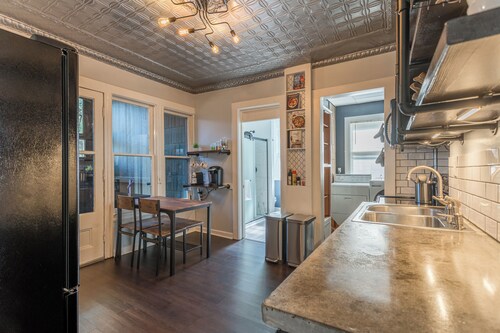 Stylish 3 Bedroom W/ AC ❄️, Mesh WiFi 🛜, Billiards 🎱 table, Games🎯🎮,parking