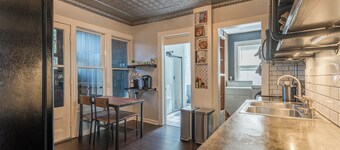 Stylish 3 Bedroom W/ AC ❄️, Mesh WiFi 🛜, Billiards 🎱 table, Games🎯🎮,parking