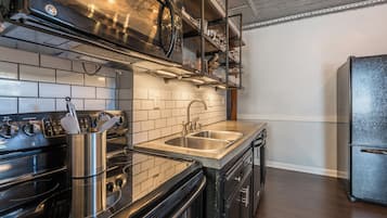 Refrigerador, microondas, horno y parrilla de estufa