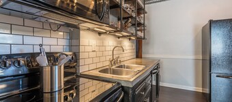 Stylish 3 Bedroom W/ AC ❄️, Mesh WiFi 🛜, Billiards 🎱 table, Games🎯🎮,parking