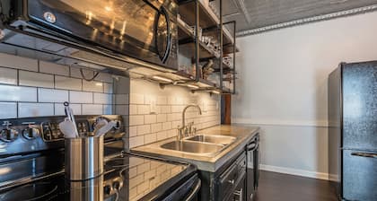 Stylish 3 Bedroom W/ AC ❄️, Mesh WiFi 🛜, Billiards 🎱 table, Games🎯🎮,parking