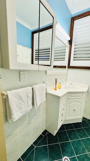 Sèche-cheveux, serviettes fournies, savon, shampoing