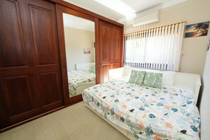 3 Schlafzimmer, Schreibtisch, Bügeleisen/Bügelbrett, Reisekinderbett