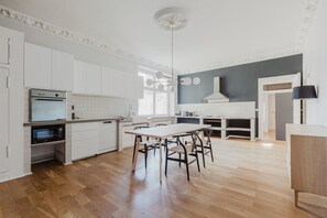 Kylskåp, mikrovågsugn, ugn och spishäll
