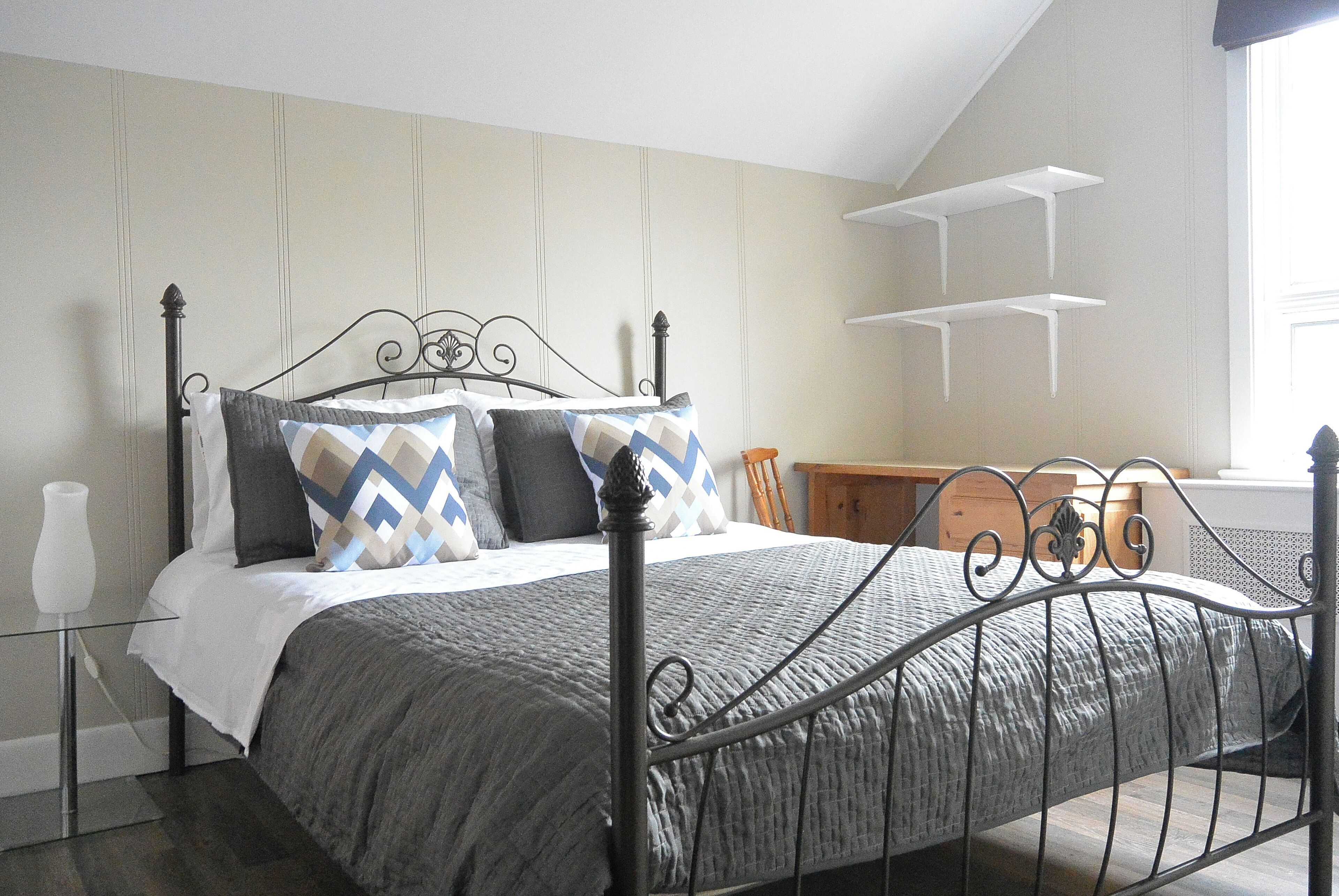 8 bedrooms, desk, iron/ironing board, travel cot