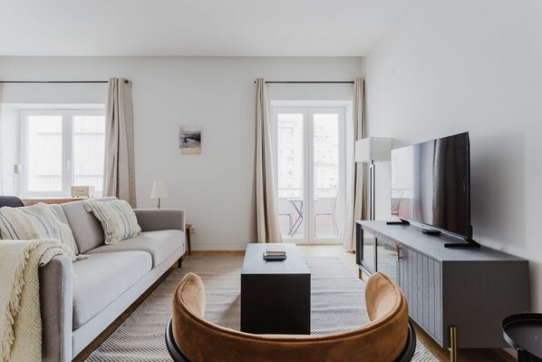 TV, stereo - Blueground | Areeiro, w/d, a/c, swimming pool (Lisbon)