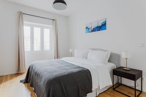 2 bedrooms, iron/ironing board, WiFi, bed sheets - Blueground | Areeiro, w/d, a/c, swimming pool (Lisbon)