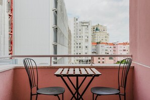 Outdoor dining - Blueground | Areeiro, w/d, a/c, swimming pool (Lisbon)
