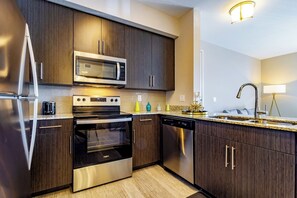 Kühlschrank, Mikrowelle, Herdplatte, Wasserkocher mit Kaffee-/Teezubehör