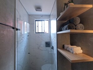 Douche, sĂšche-cheveux, serviettes fournies, savon