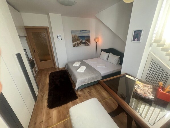 1 habitación, tabla de planchar con plancha, wifi y ropa de cama 
