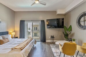 Tabla de planchar con plancha, wifi y ropa de cama 