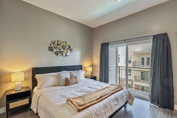 Tabla de planchar con plancha, wifi y ropa de cama 