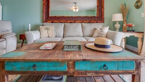 Een rustieke houten bijzettafel met lades, een geweven mand en een decoratieve doos.