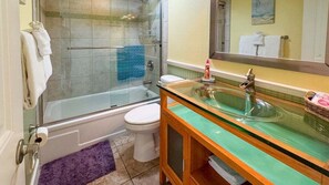 Douche, sèche-cheveux, serviettes fournies