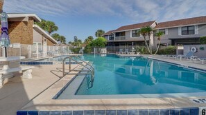 A heated pool - Spacious 2BR Townhome in Venetian Villas (New Smyrna Beach)