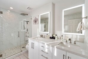Shower, hair dryer, towels - Paradise Escape with Private Backyard, Pool, Hot Tub, and Games in Scottsdale (Scottsdale)
