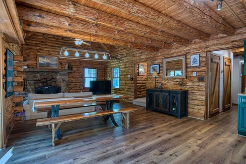 Charming Ski In/Ski Out Log Cabin at Hidden Valley
