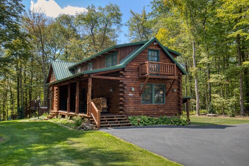 Charming Ski In/Ski Out Log Cabin at Hidden Valley