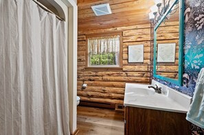 Shower, hair dryer, towels, soap - Charming Ski In/Ski Out Log Cabin at Hidden Valley (Somerset)