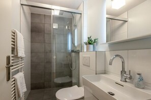 Douche, sèche-cheveux