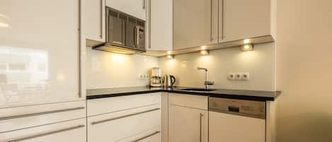 Kühlschrank, Mikrowelle, Herdplatte, Geschirrspüler