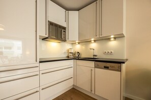 Fridge, microwave, stovetop, dishwasher - Malin Haus Eydum - 2 room apartment in Haus Eidum. (Sylt)