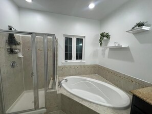 Dusche, Bidet, Handtücher, Seife