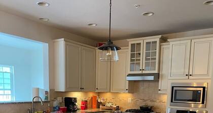 Charming 3-bedroom townhome in Burtonsville with a great view