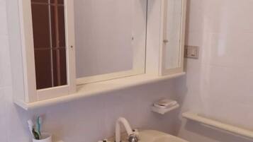 Asciugacapelli, asciugamani, sapone, shampoo